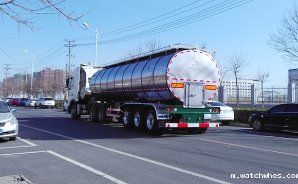 内蒙35立方不锈钢拉奶罐式运输车发货