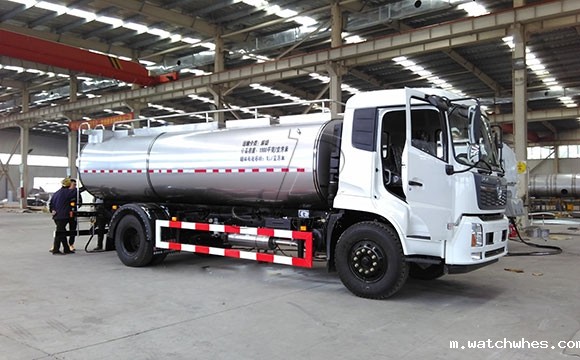 陕西客户订购的10吨运输鲜<a href=/ target=_blank class=infotextkey>奶罐车</a>发货现场