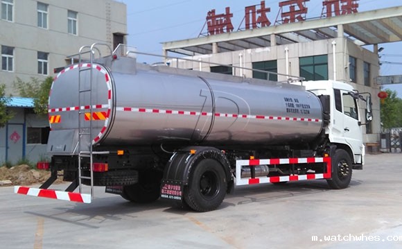 陕西客户订购的10吨运输鲜<a href=/ target=_blank class=infotextkey>奶罐车</a>发货现场