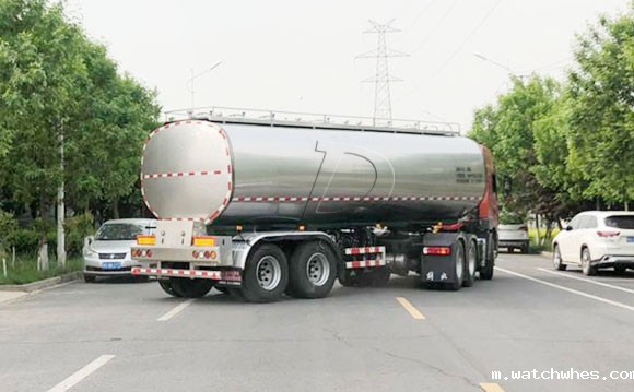 25吨两轴半挂拉奶车发往山东淄博