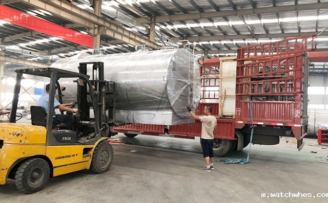 山东菏泽客户订购的10吨鲜奶制冷罐装车发货现场