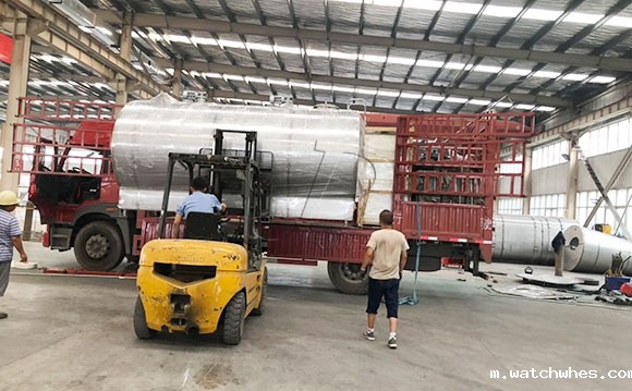 陕西客户订购的10吨直冷式保鲜奶罐发货现场