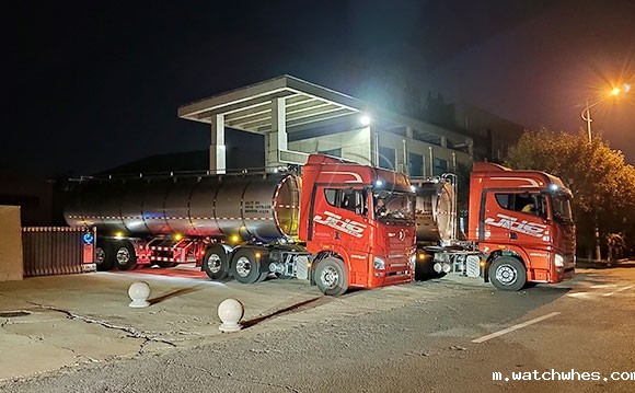 福建物流公司订购的三桥<a href=http://xnc.xdqj.com/xnc/ target=_blank class=infotextkey>半挂<a href=/ target=_blank class=infotextkey>奶罐车</a></a>连夜发车