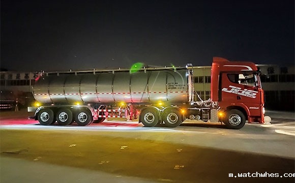 福建物流公司订购的三桥<a href=http://xnc.xdqj.com/xnc/ target=_blank class=infotextkey>半挂<a href=/ target=_blank class=infotextkey>奶罐车</a></a>连夜发车