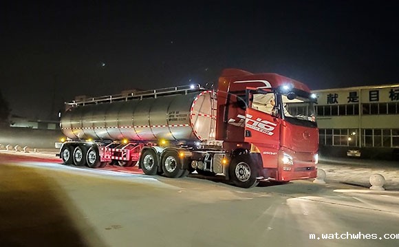 福建物流公司订购的三桥<a href=http://xnc.xdqj.com/xnc/ target=_blank class=infotextkey>半挂<a href=/ target=_blank class=infotextkey>奶罐车</a></a>连夜发车