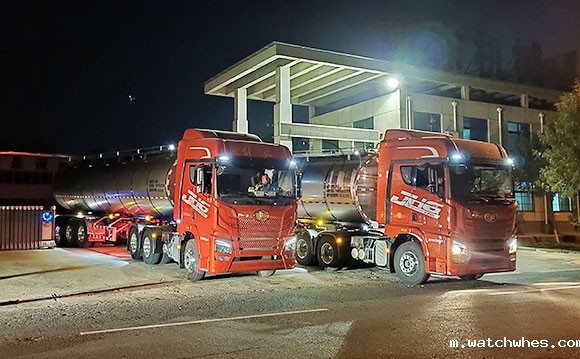 福建物流公司订购的三桥<a href=http://xnc.xdqj.com/xnc/ target=_blank class=infotextkey>半挂<a href=/ target=_blank class=infotextkey>奶罐车</a></a>连夜发车