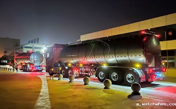 福建物流公司订购的三桥<a href=http://xnc.xdqj.com/xnc/ target=_blank class=infotextkey>半挂<a href=/ target=_blank class=infotextkey>奶罐车</a></a>连夜发车