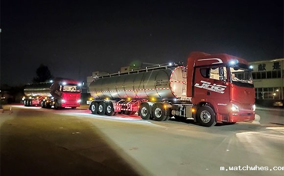 福建物流公司订购的三桥<a href=http://xnc.xdqj.com/xnc/ target=_blank class=infotextkey>半挂<a href=/ target=_blank class=infotextkey>奶罐车</a></a>连夜发车