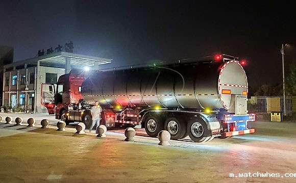 福建物流公司订购的三桥<a href=http://xnc.xdqj.com/xnc/ target=_blank class=infotextkey>半挂<a href=/ target=_blank class=infotextkey>奶罐车</a></a>连夜发车