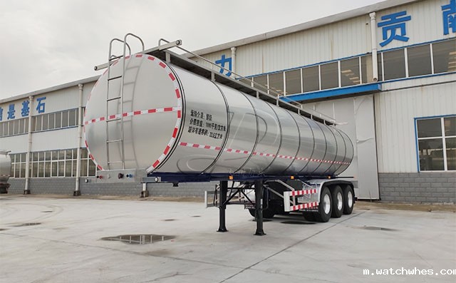 西安客户订购的半挂运奶车生产完成即将发货