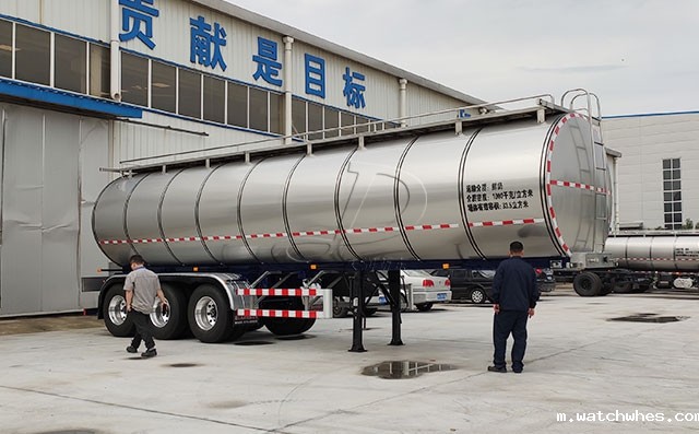 西安客户订购的半挂运奶车生产完成即将发货