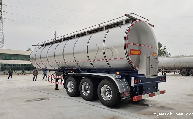 西安客户订购的半挂运奶车生产完成即将发货