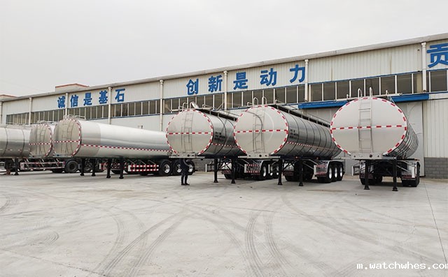 山东烟台客户订购的三轴半挂运奶车准备发货