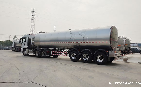 重庆33立方大型半挂鲜<a href=/ target=_blank class=infotextkey>奶罐车</a>发货现场