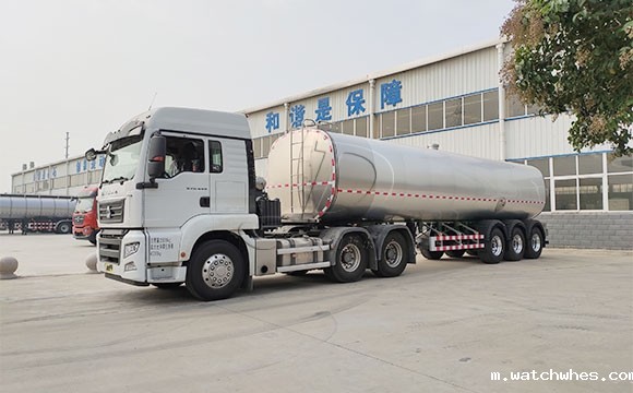 重庆33立方大型半挂鲜<a href=/ target=_blank class=infotextkey>奶罐车</a>发货现场