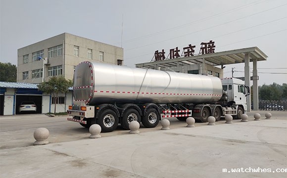 重庆33立方大型半挂鲜<a href=/ target=_blank class=infotextkey>奶罐车</a>发货现场