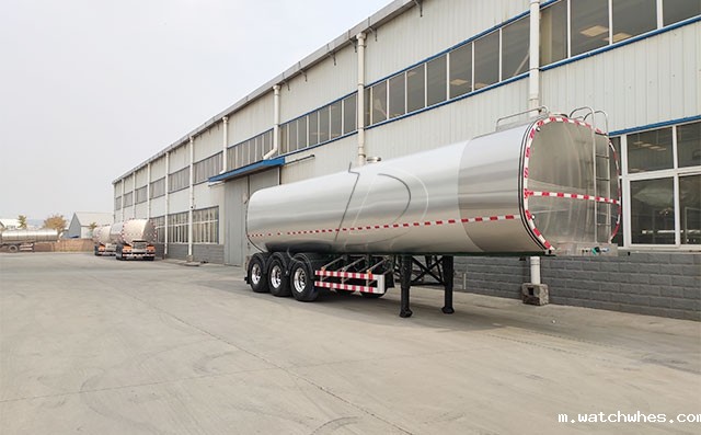 星空体育app官网入口大型半挂奶罐运输车成品待客户提车