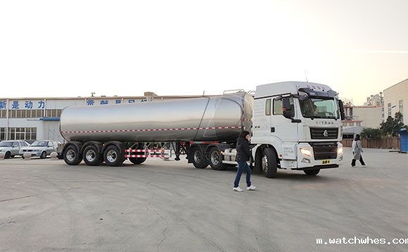 甘肃40吨大型半挂运输牛<a href=/ target=_blank class=infotextkey>奶罐车</a>下午发货
