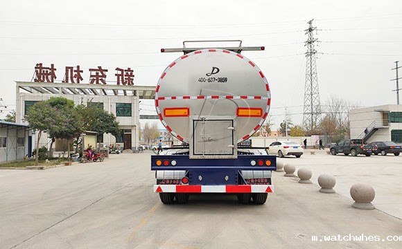 河南平顶山客户订购的半挂拉牛<a href=/ target=_blank class=infotextkey>奶罐车</a>发货现场