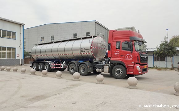 河南平顶山客户订购的半挂拉牛<a href=/ target=_blank class=infotextkey>奶罐车</a>发货现场