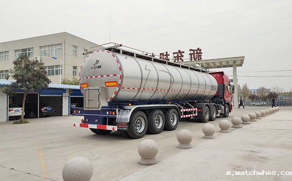 河南平顶山客户订购的半挂拉牛<a href=/ target=_blank class=infotextkey>奶罐车</a>发货现场