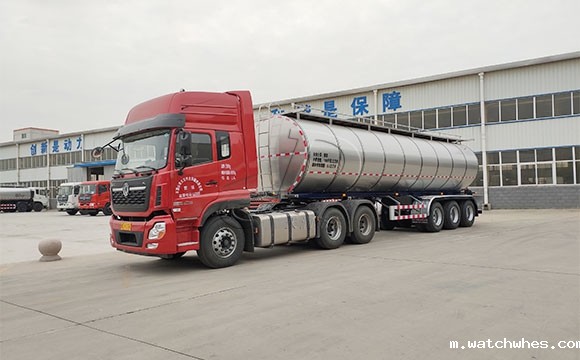 河南平顶山客户订购的半挂拉牛<a href=/ target=_blank class=infotextkey>奶罐车</a>发货现场