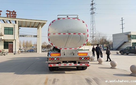 星空体育app官网入口25吨半挂拉<a href=/ target=_blank class=infotextkey>奶罐车</a>下午发往新疆