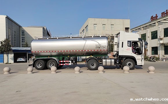 星空体育app官网入口25吨半挂拉<a href=/ target=_blank class=infotextkey>奶罐车</a>下午发往新疆