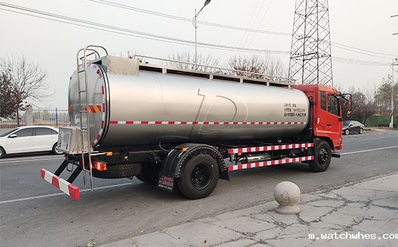 甘肃客户订购的拉奶保温鲜<a href=/ target=_blank class=infotextkey>奶罐车</a>提车现场