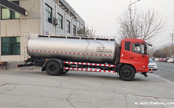 甘肃客户订购的拉奶保温鲜<a href=/ target=_blank class=infotextkey>奶罐车</a>提车现场