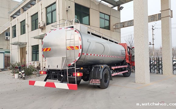 甘肃客户订购的拉奶保温鲜<a href=/ target=_blank class=infotextkey>奶罐车</a>提车现场