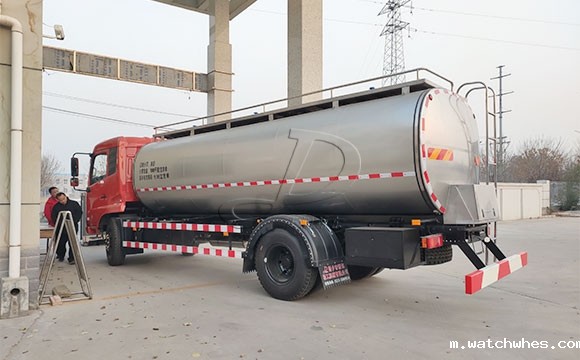 甘肃客户订购的拉奶保温鲜<a href=/ target=_blank class=infotextkey>奶罐车</a>提车现场