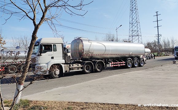宁夏客户订购的物流拉奶半挂鲜<a href=/ target=_blank class=infotextkey>奶罐车</a>今天下午发车现场