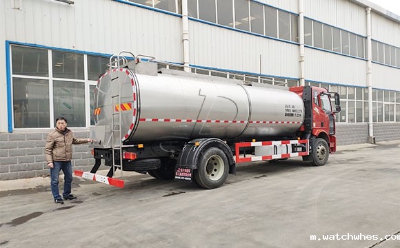 我公司两轴10立方轻量化鲜奶运输罐车发货现场