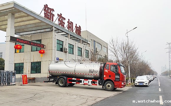 我公司两轴10立方轻量化鲜奶运输罐车发货现场
