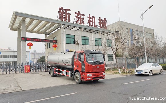 我公司两轴10立方轻量化鲜奶运输罐车发货现场