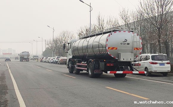 河北客户订购的两台16立方鲜奶运输罐车下午发货