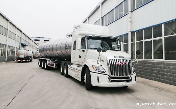 罐式拉牛奶卡车