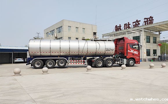 拉散牛奶的罐车