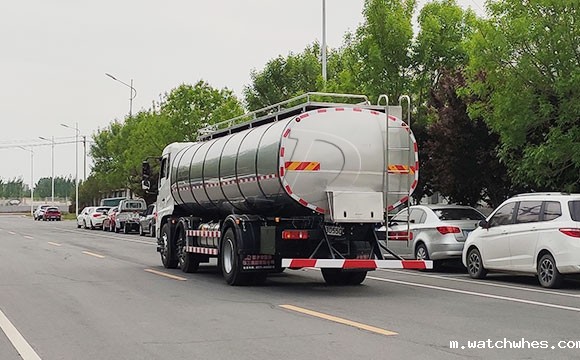 拉奶的大罐车