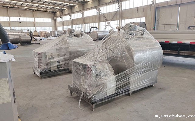 我公司两台500L牛奶制冷保鲜罐发往内蒙