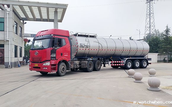 半挂罐装牛奶车