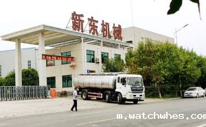 湖北客户订购的16吨一体式拉奶运输车发货现场