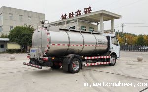 西藏7方小型不锈钢奶槽罐车客户提车现场