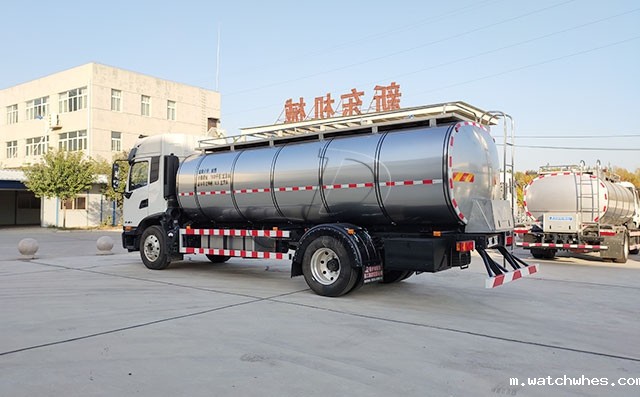 新疆国六10吨一体鲜奶槽罐车客户送车现场