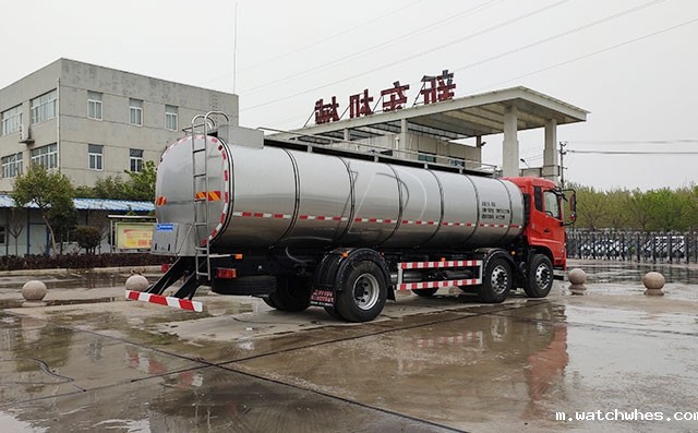 我公司前四后四16吨奶罐车冒雨发往湖南