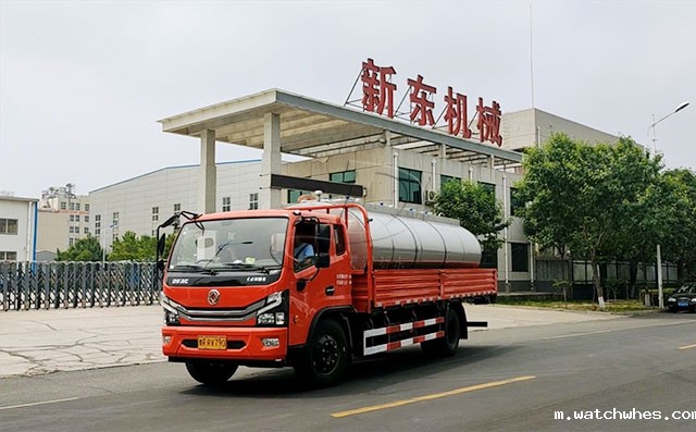 南阳客户订购的12立方牛奶运输罐交付现场