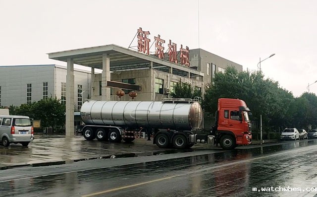 我公司两台34吨鲜奶运输半挂罐车发往河北