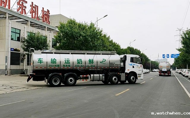 我公司2台解放国六20吨奶罐车发往东北