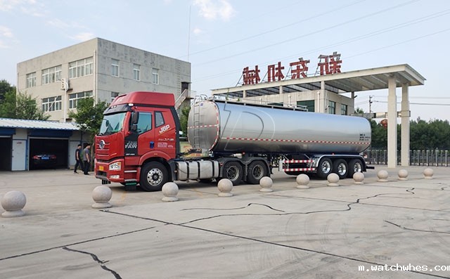 我公司标载40立方半挂奶罐车发往陕西